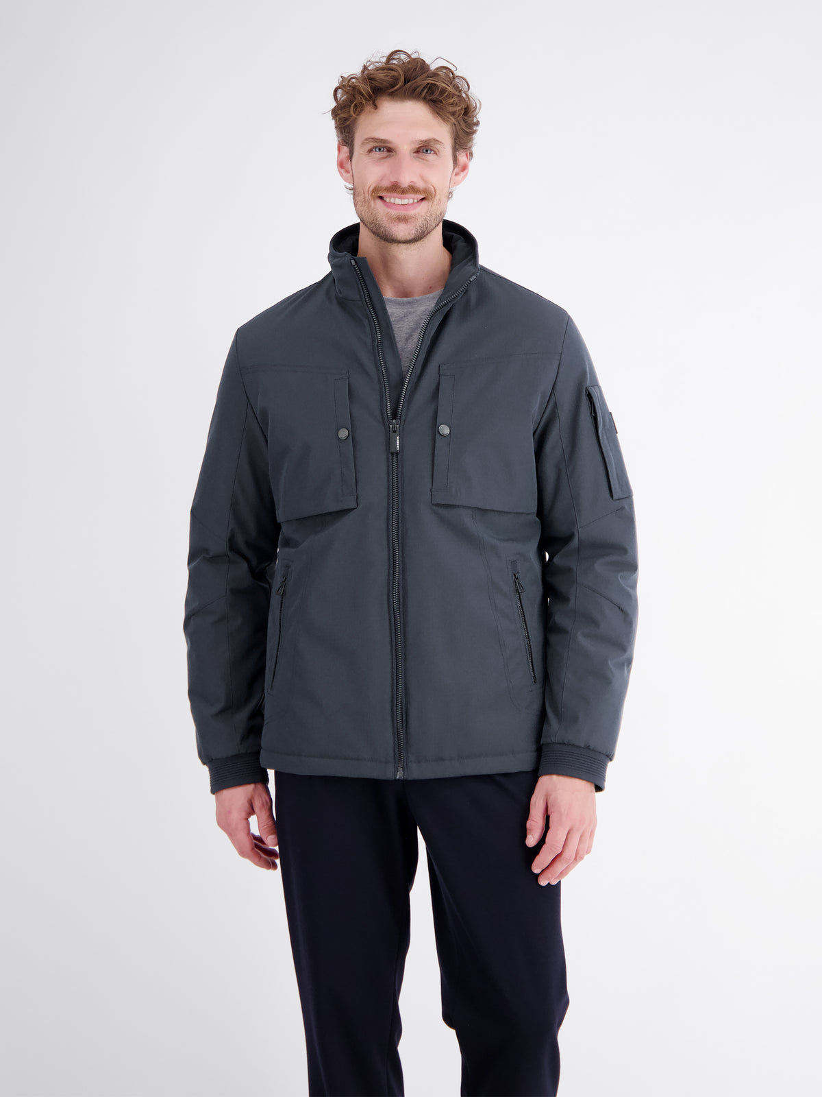 Sporty jacket made of flexible synthetic fiber with lining