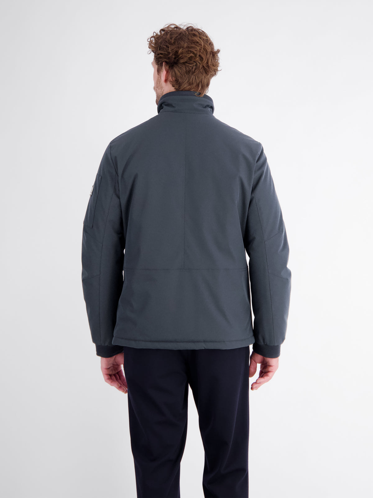 Sporty jacket made of flexible synthetic fiber with lining