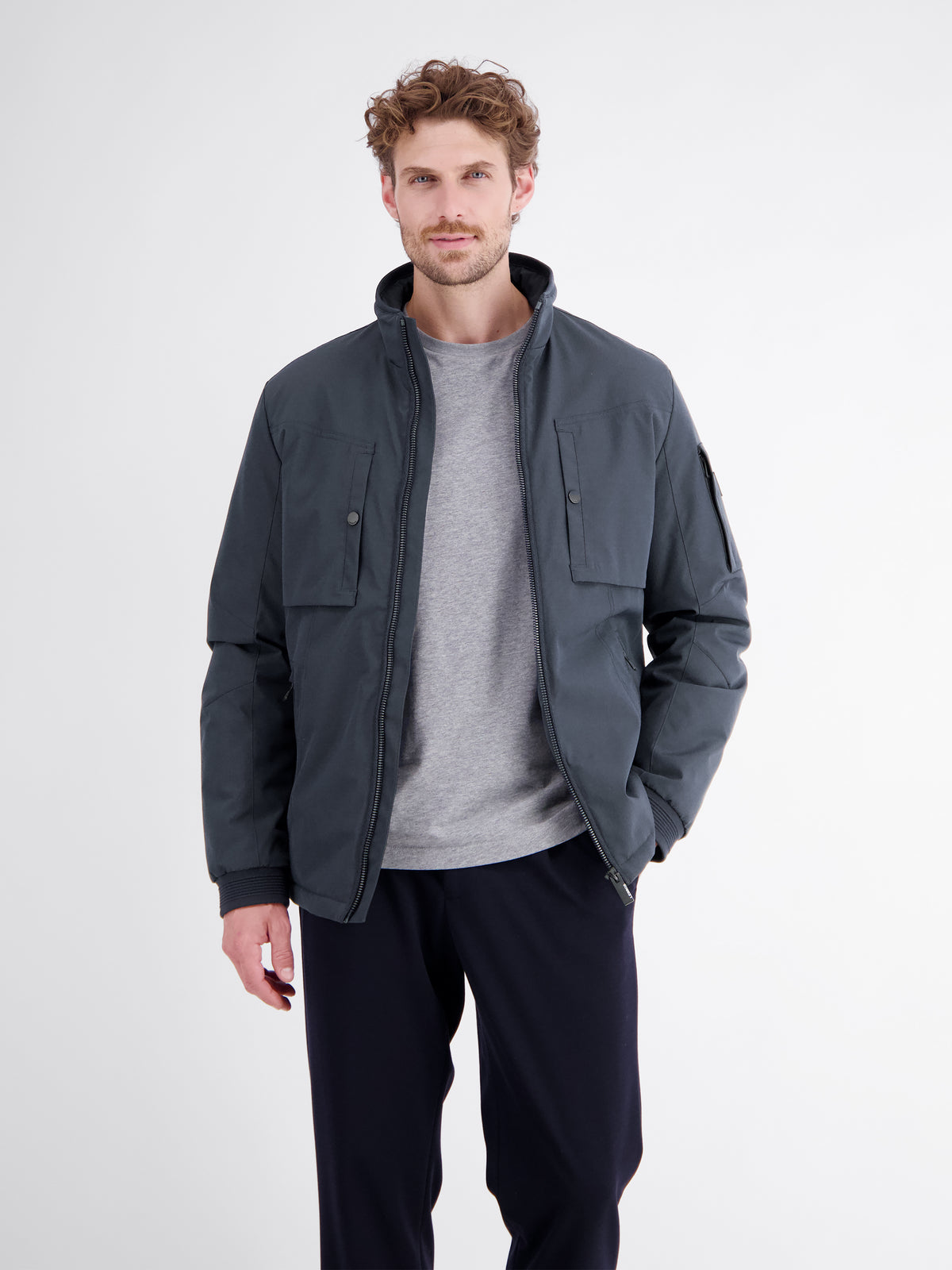Sporty jacket made of flexible synthetic fiber with lining