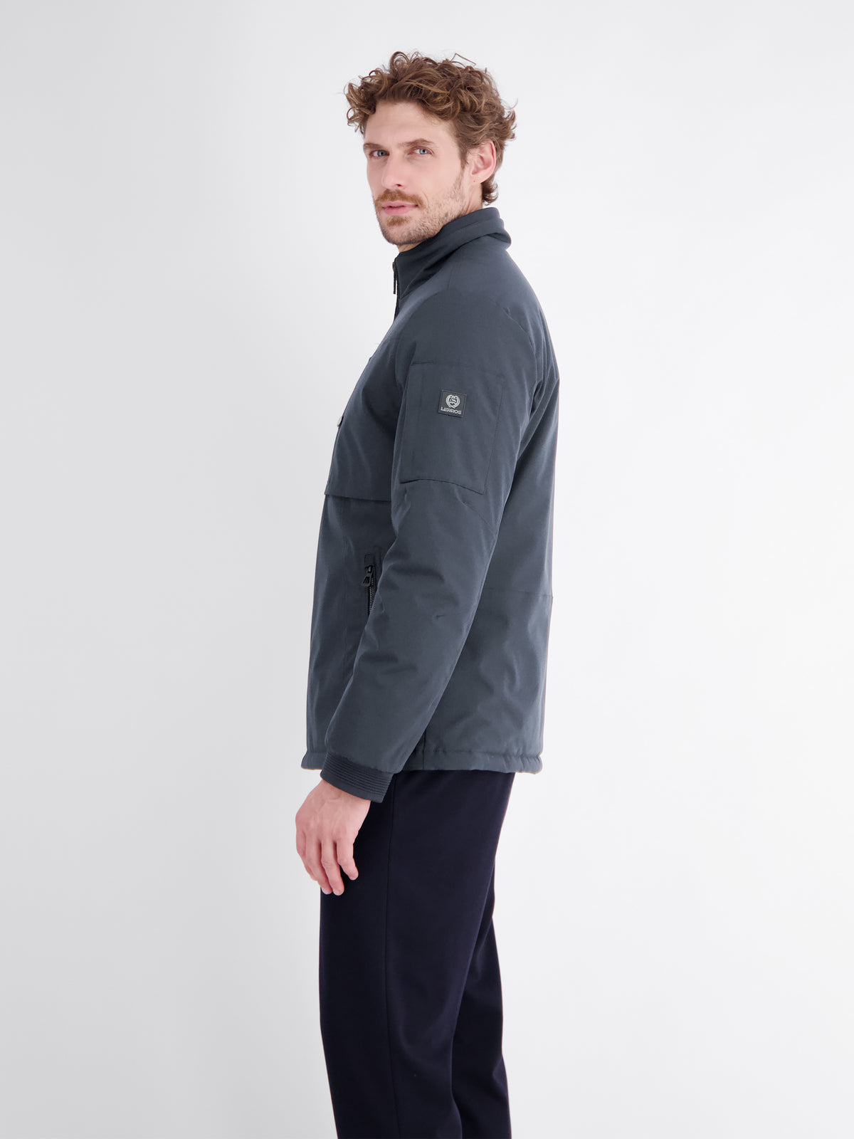 Sporty jacket made of flexible synthetic fiber with lining
