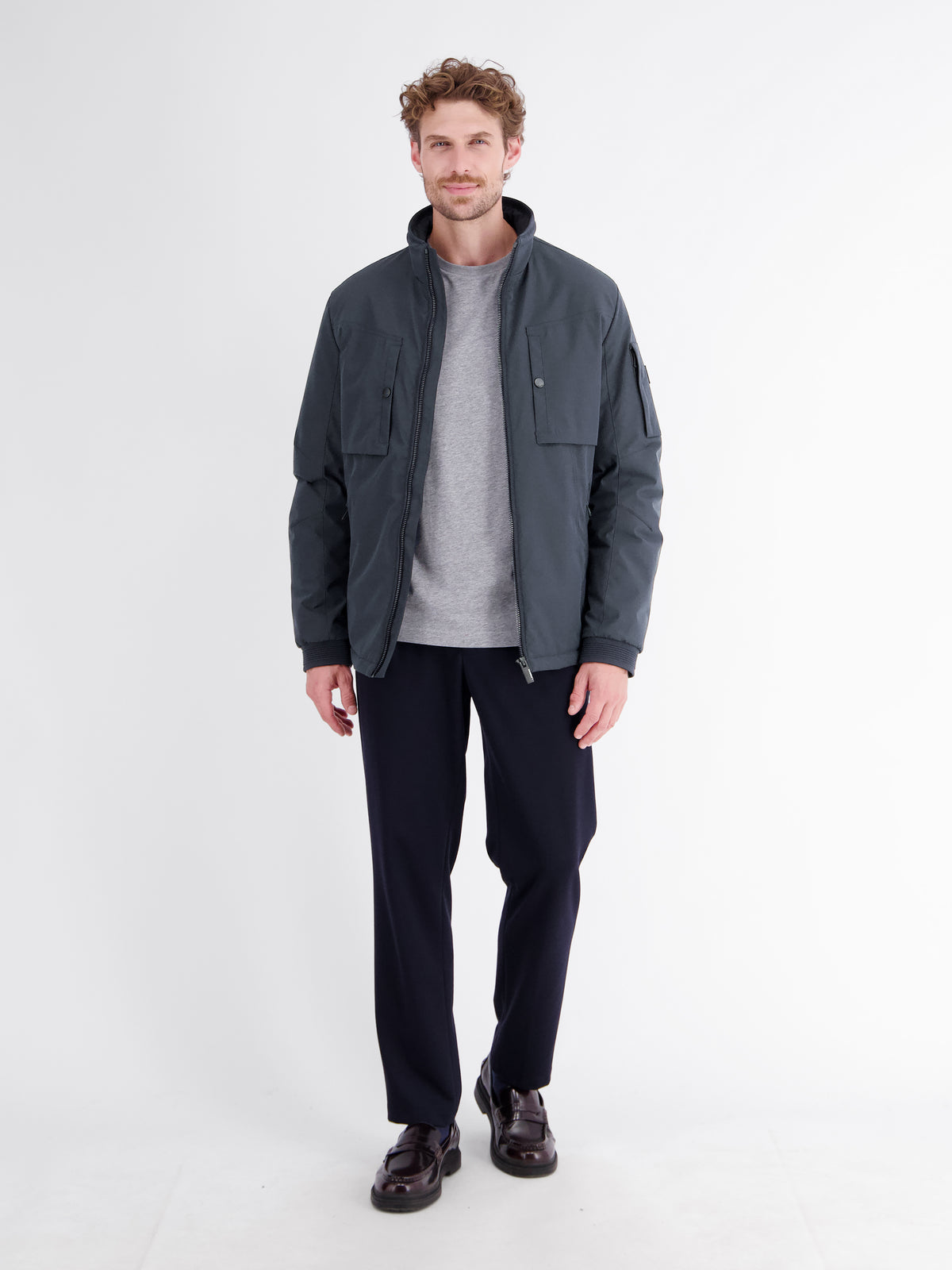 Sporty jacket made of flexible synthetic fiber with lining