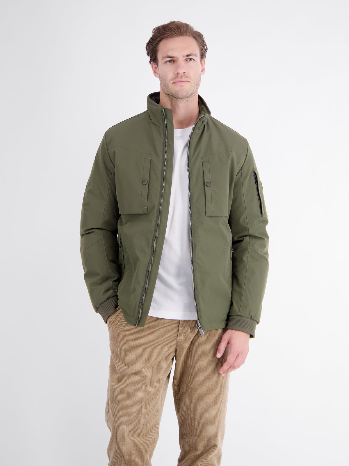 Sporty jacket made of flexible synthetic fiber with lining