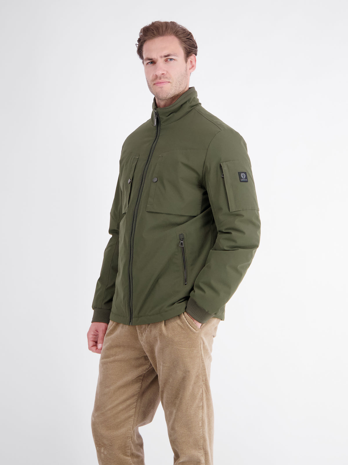 Sporty jacket made of flexible synthetic fiber with lining