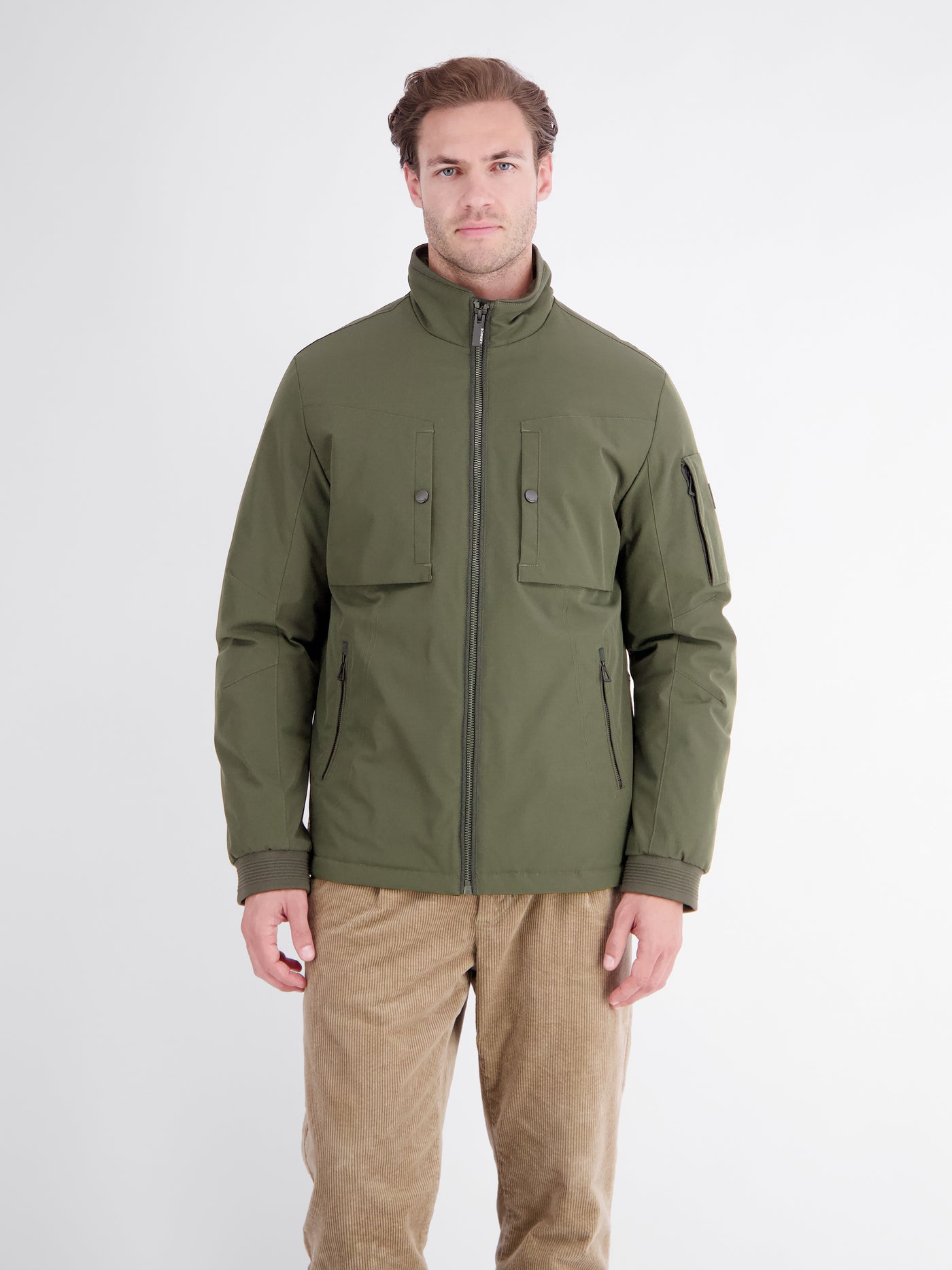 Sporty jacket made of flexible synthetic fiber with lining