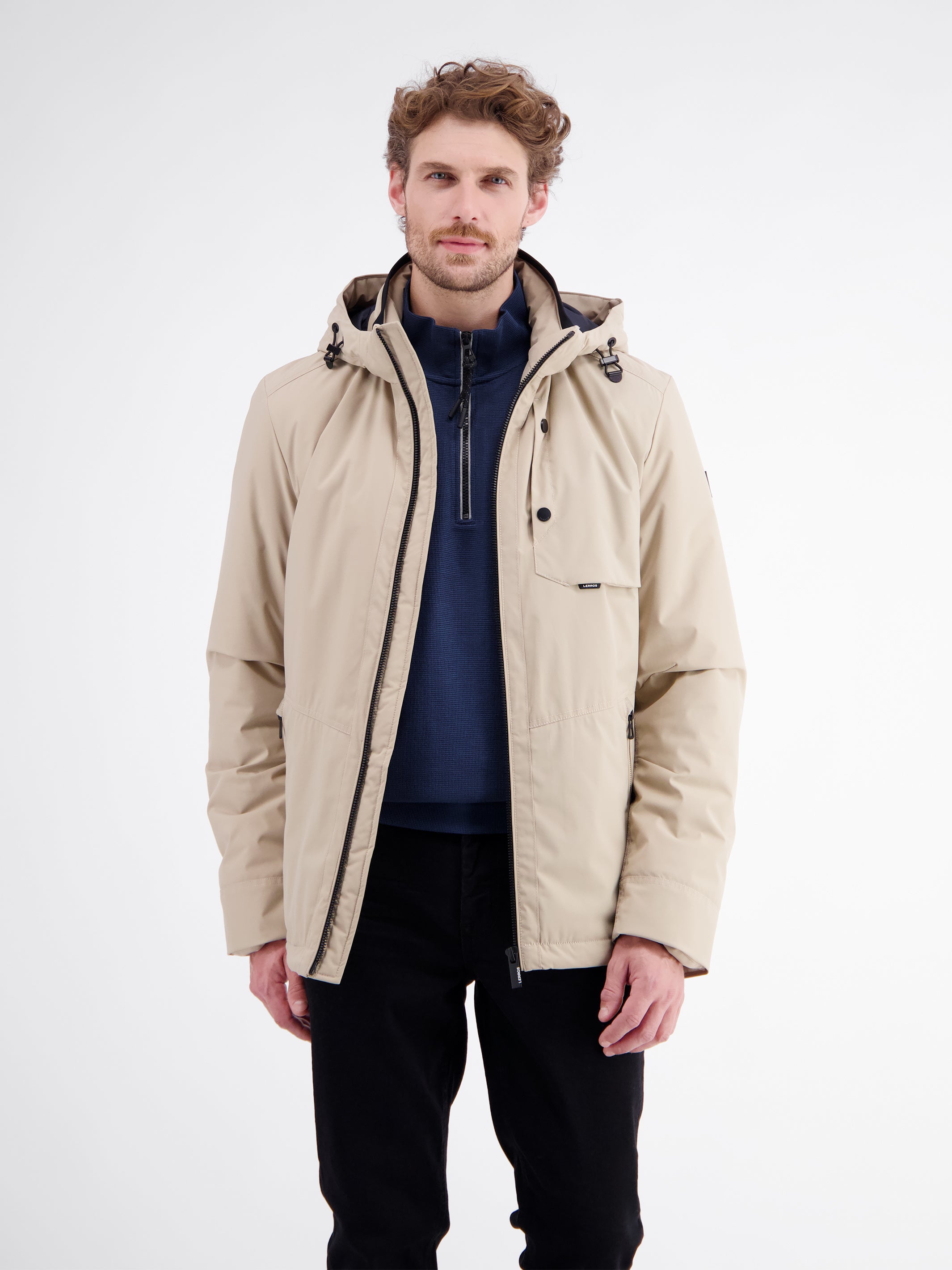 Sportive Jacke aus wind- und wasserabweisender Kunstfaser