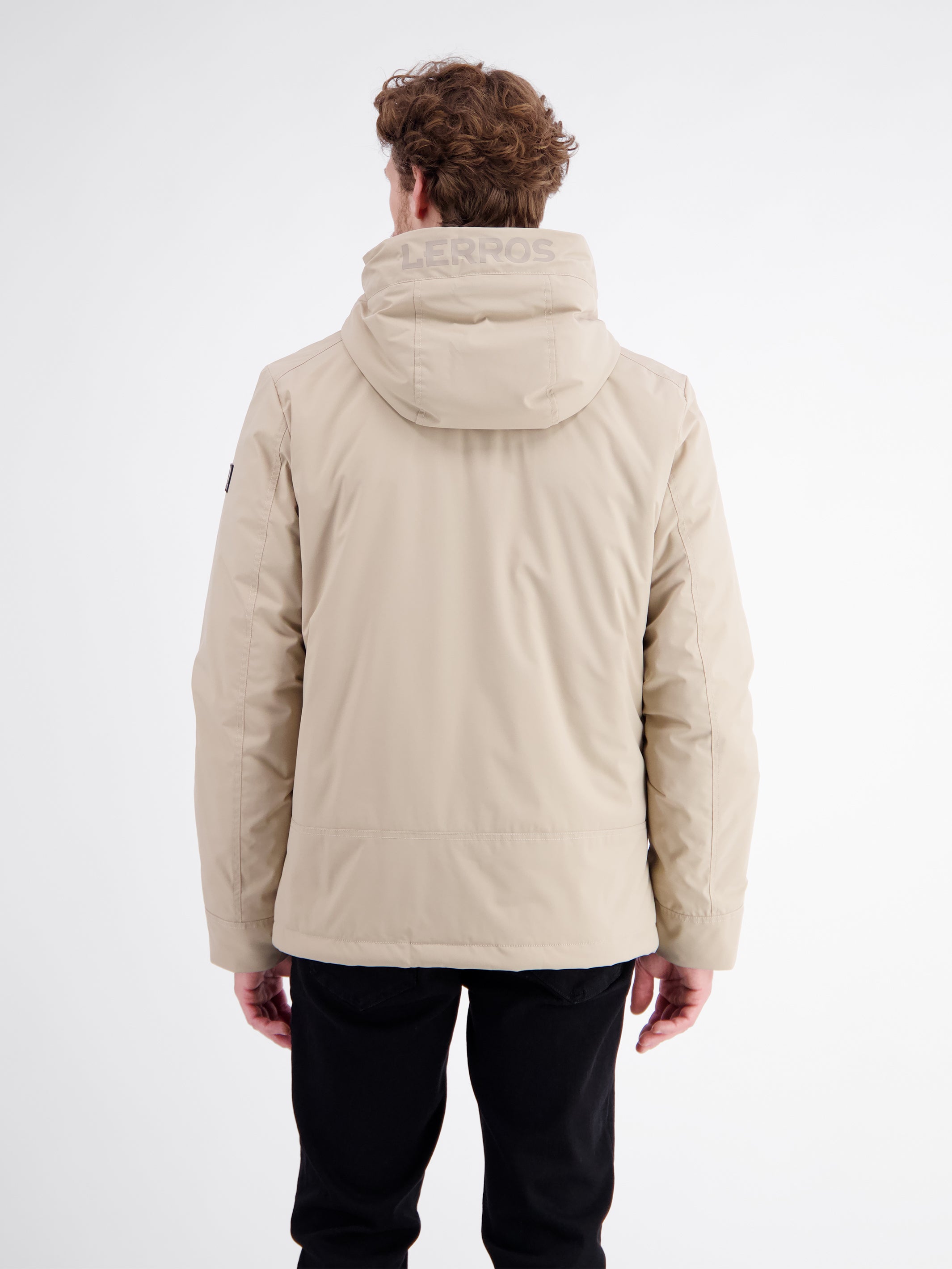 Sportive Jacke aus wind- und wasserabweisender Kunstfaser