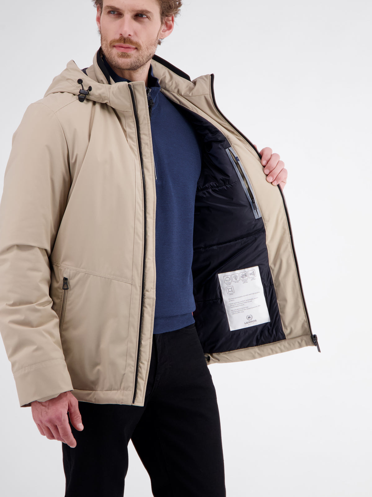 Sportive Jacke aus wind- und wasserabweisender Kunstfaser