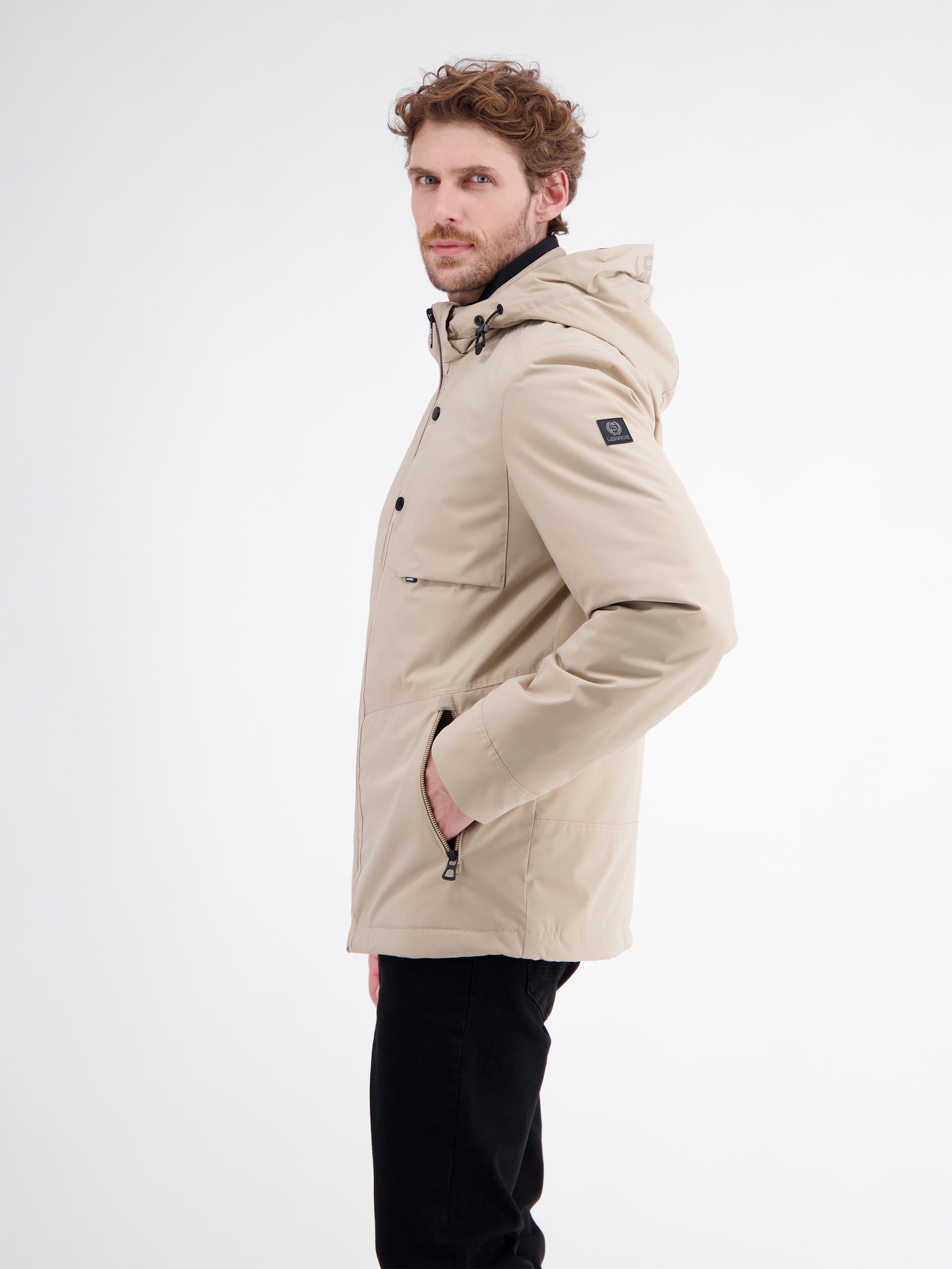 Sportive Jacke aus wind- und wasserabweisender Kunstfaser