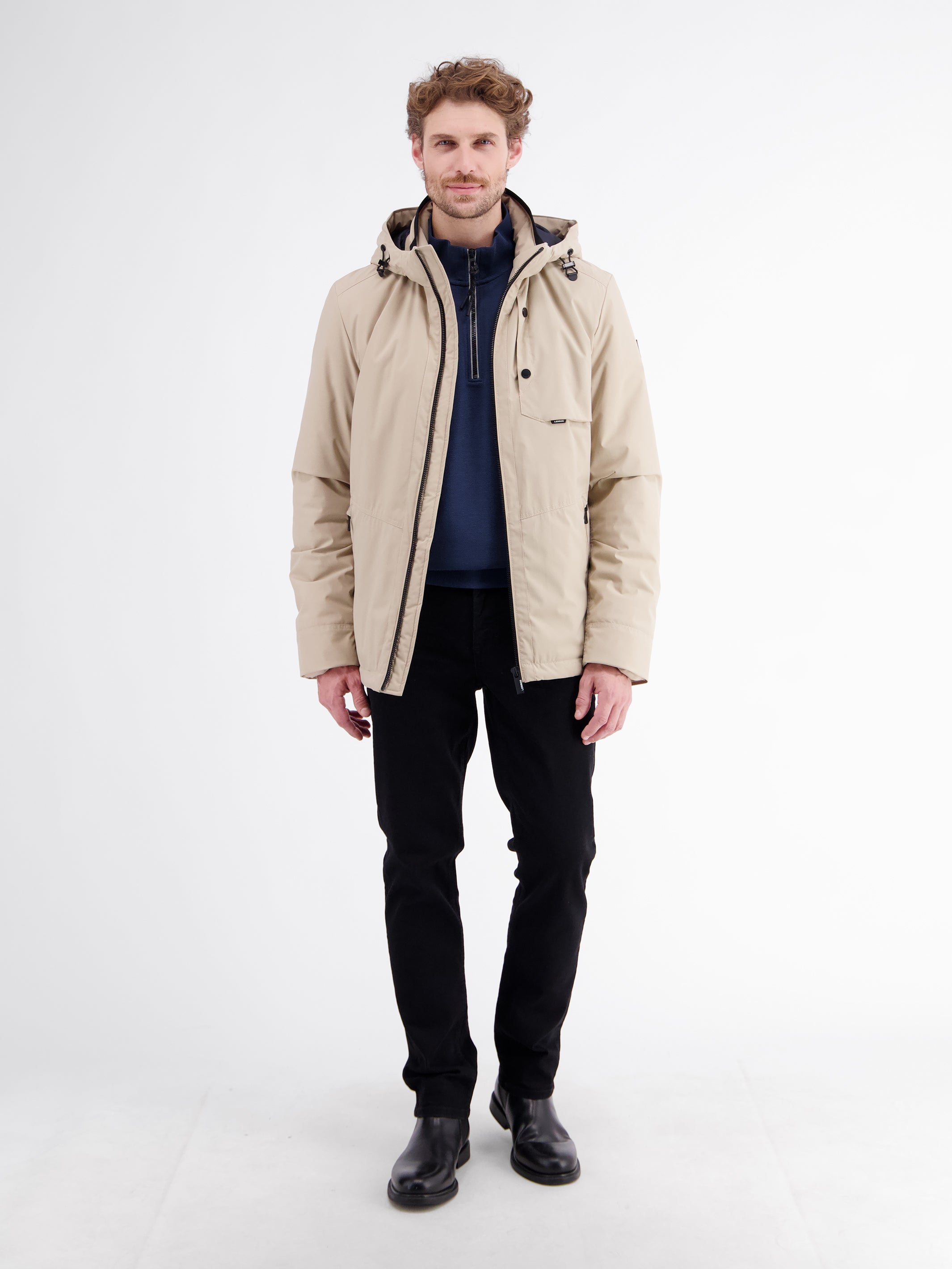 Sportive Jacke aus wind- und wasserabweisender Kunstfaser