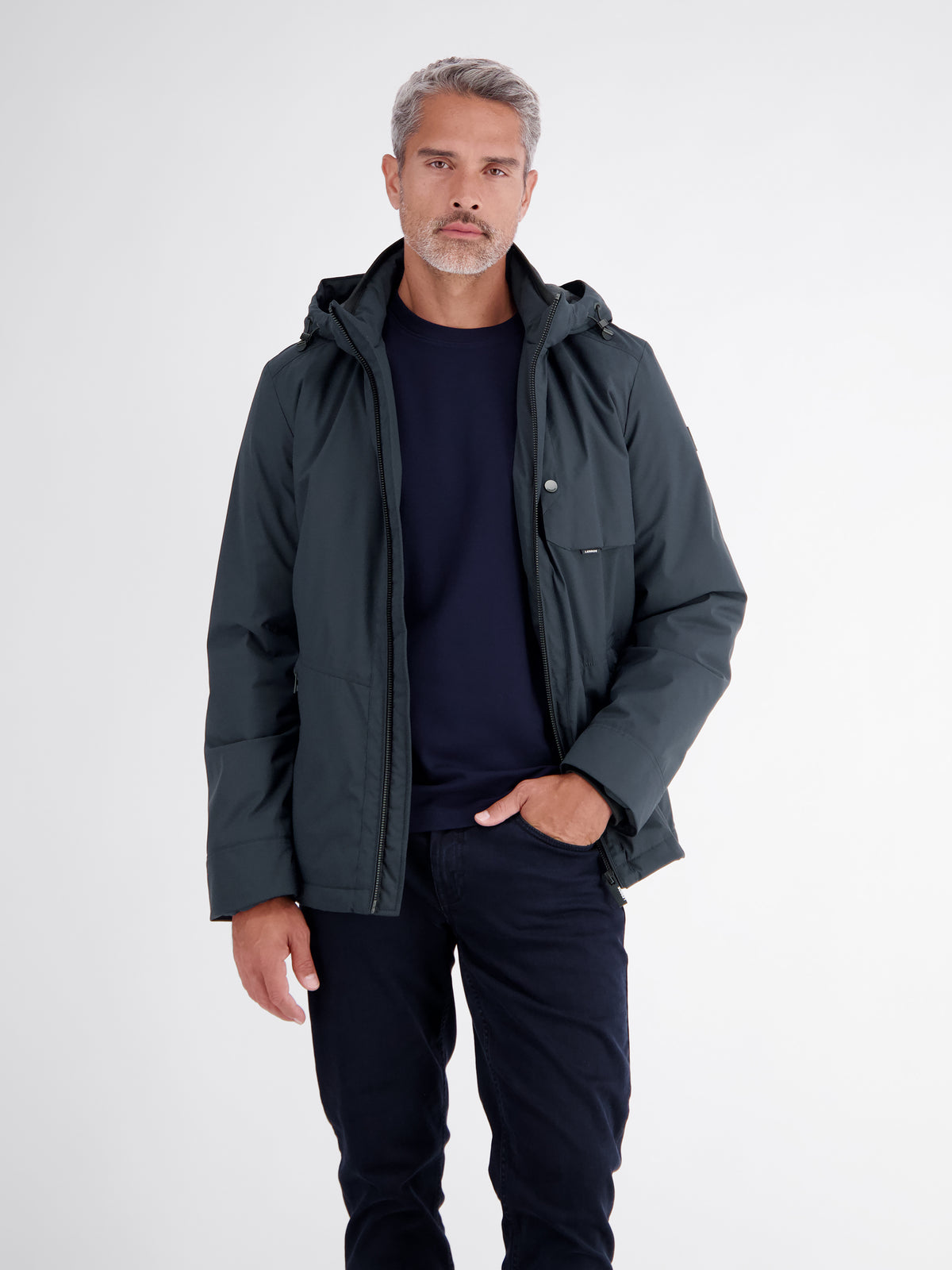 Sportive Jacke aus wind- und wasserabweisender Kunstfaser