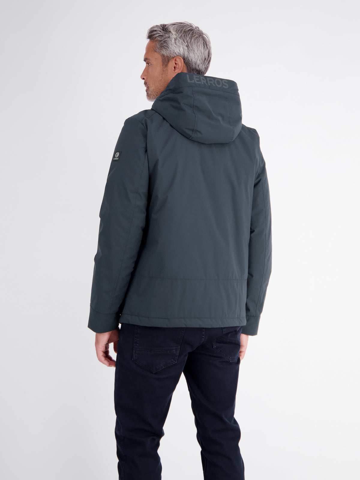 Sportive Jacke aus wind- und wasserabweisender Kunstfaser