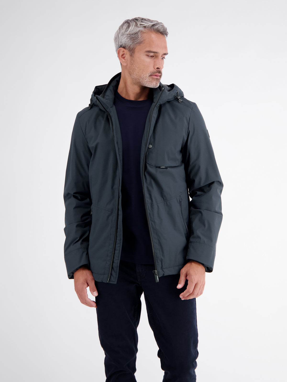 Sportive Jacke aus wind- und wasserabweisender Kunstfaser