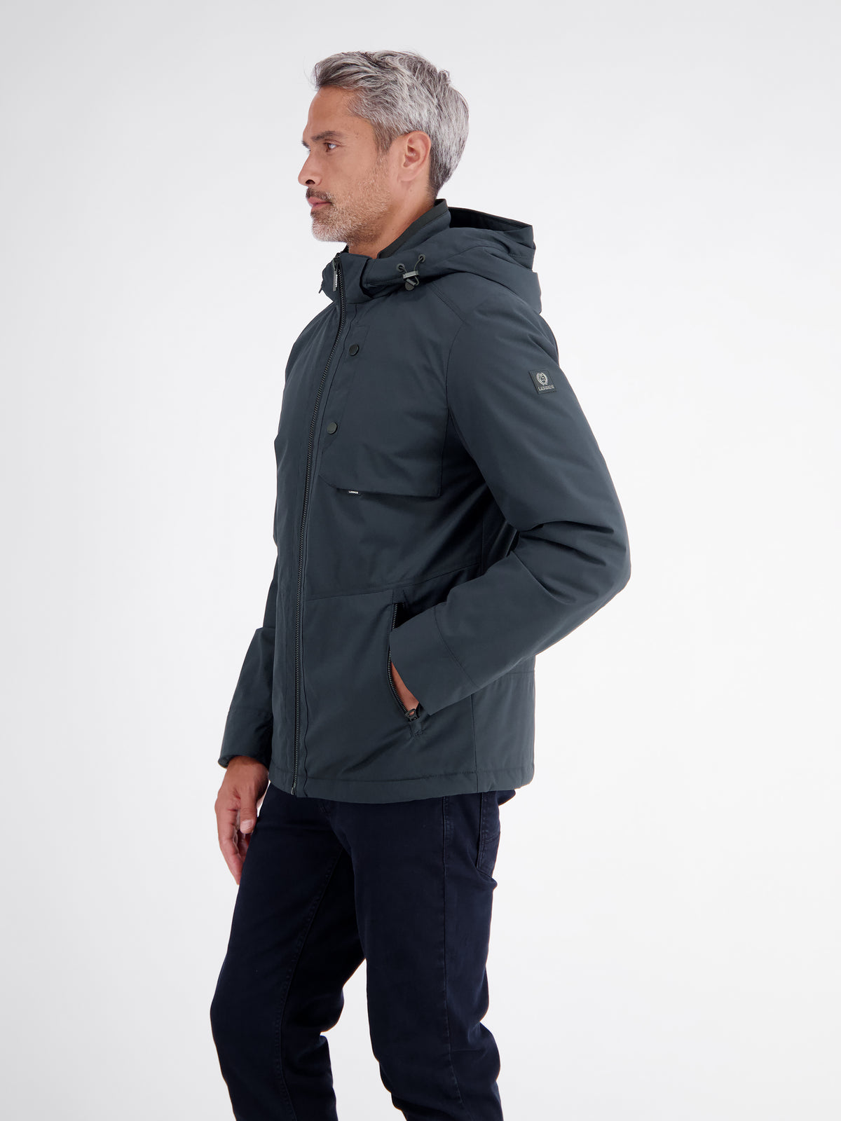Sportive Jacke aus wind- und wasserabweisender Kunstfaser