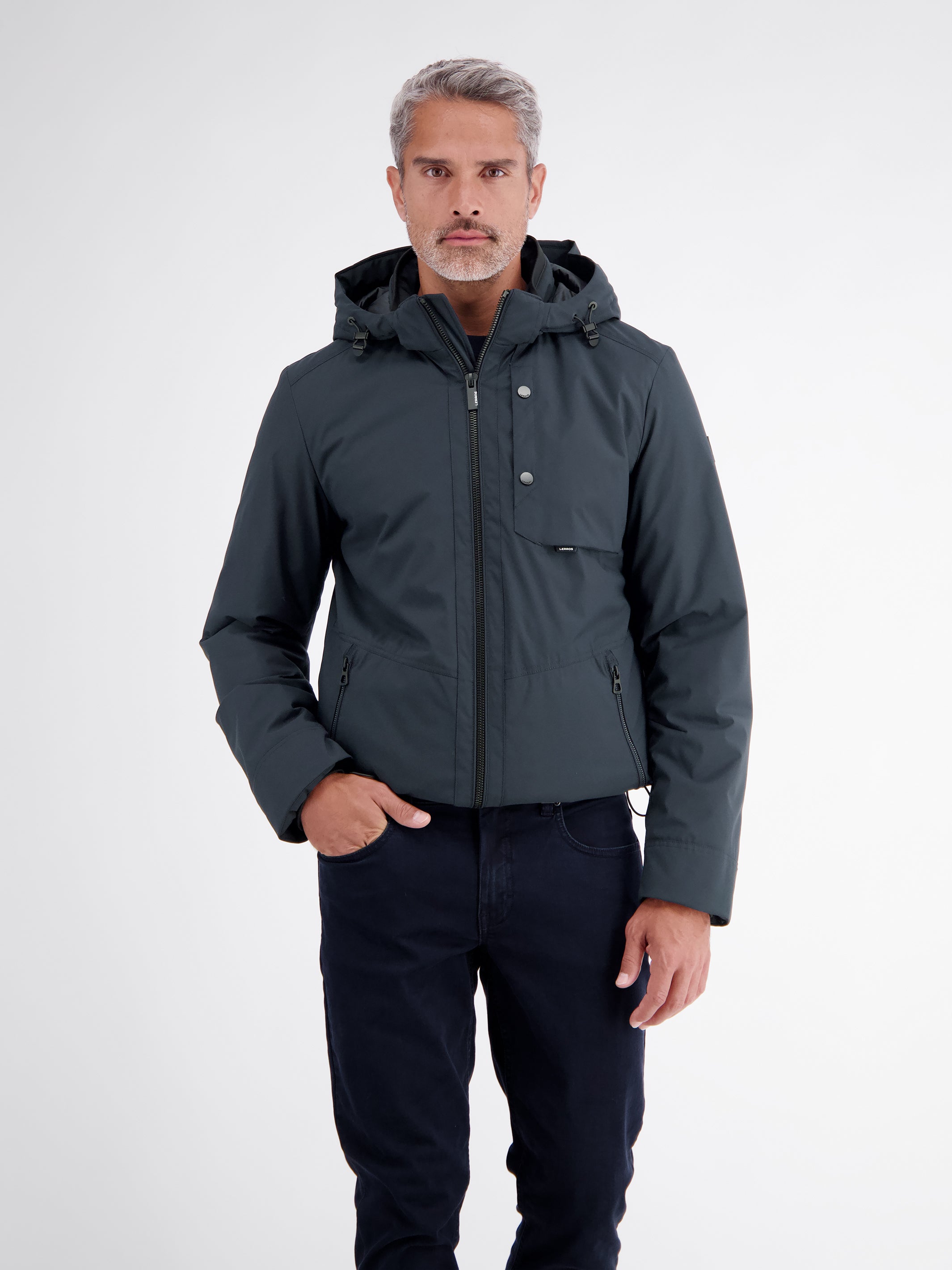 Sportive Jacke aus wind- und wasserabweisender Kunstfaser