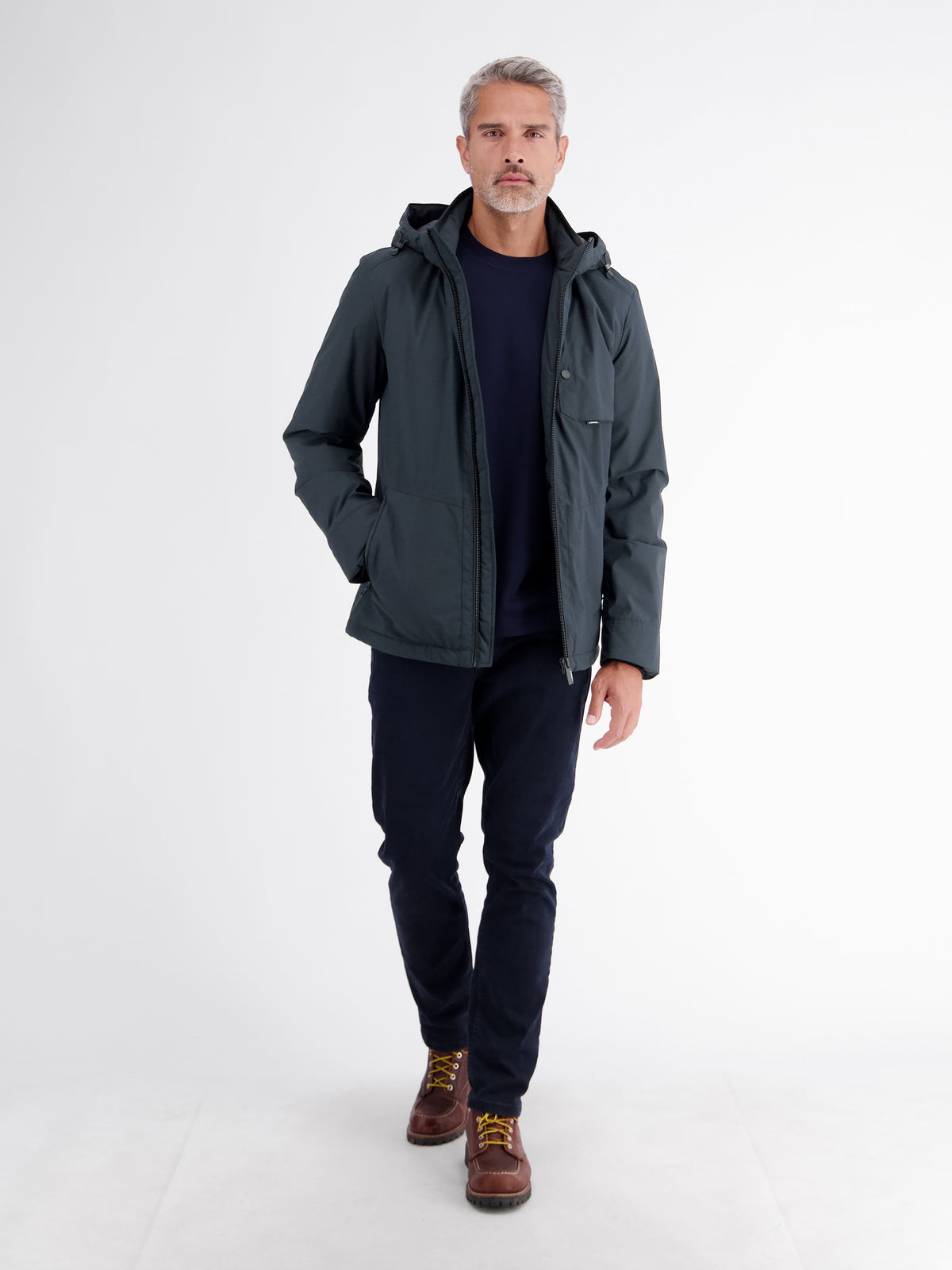 Sportive Jacke aus wind- und wasserabweisender Kunstfaser