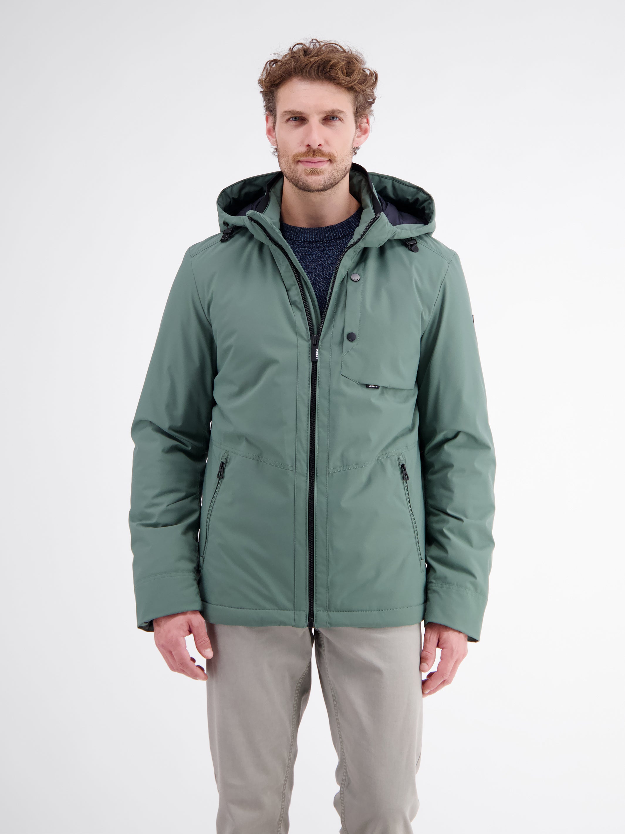 Sportive Jacke aus wind- und wasserabweisender Kunstfaser