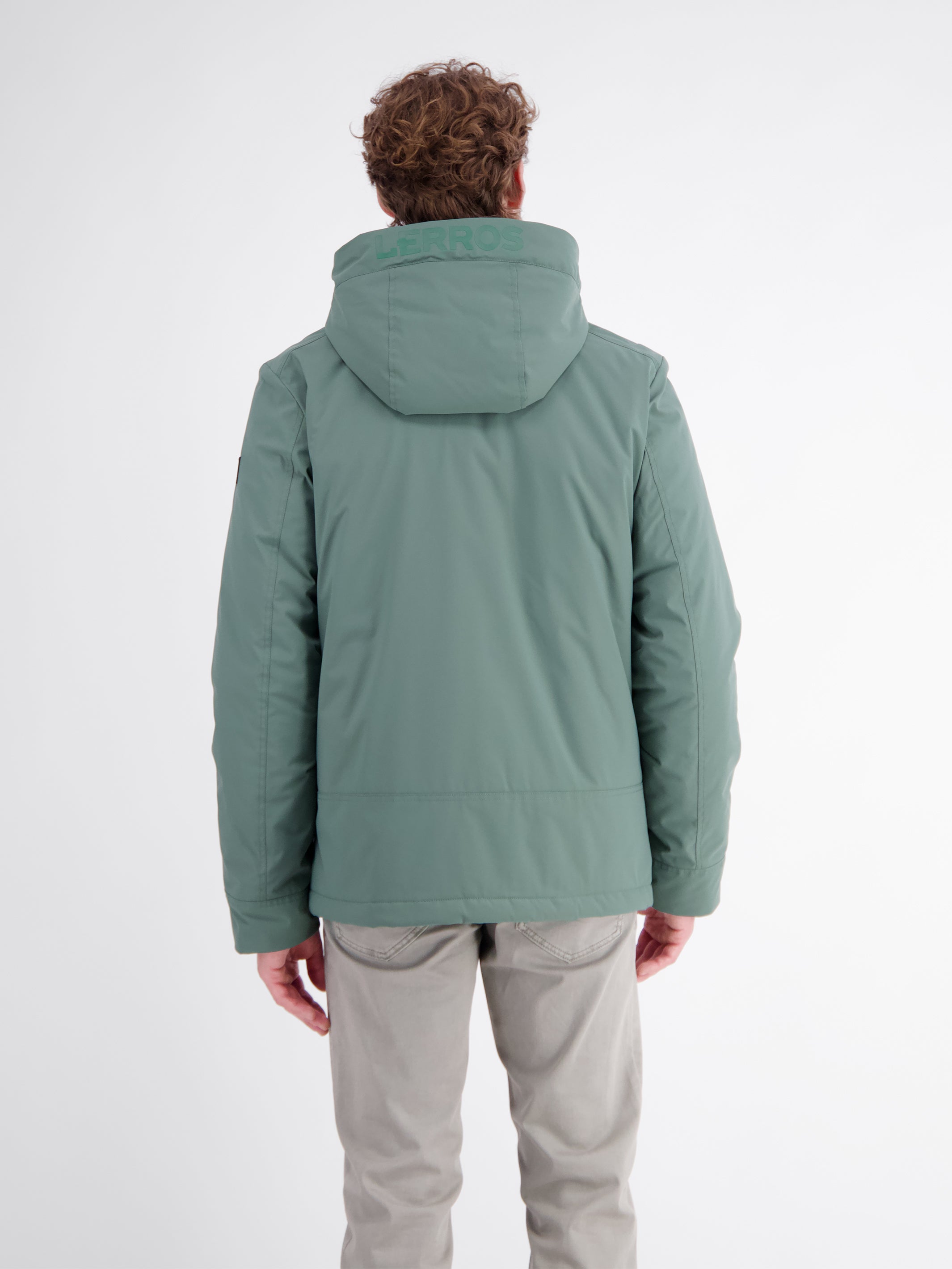 Sportive Jacke aus wind- und wasserabweisender Kunstfaser