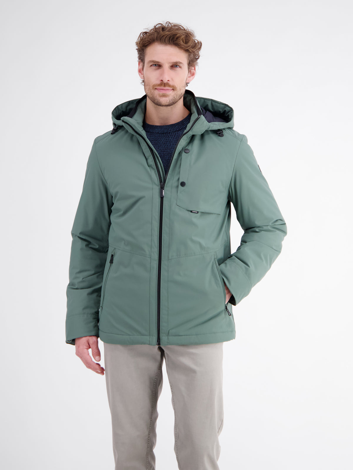 Sportive Jacke aus wind- und wasserabweisender Kunstfaser