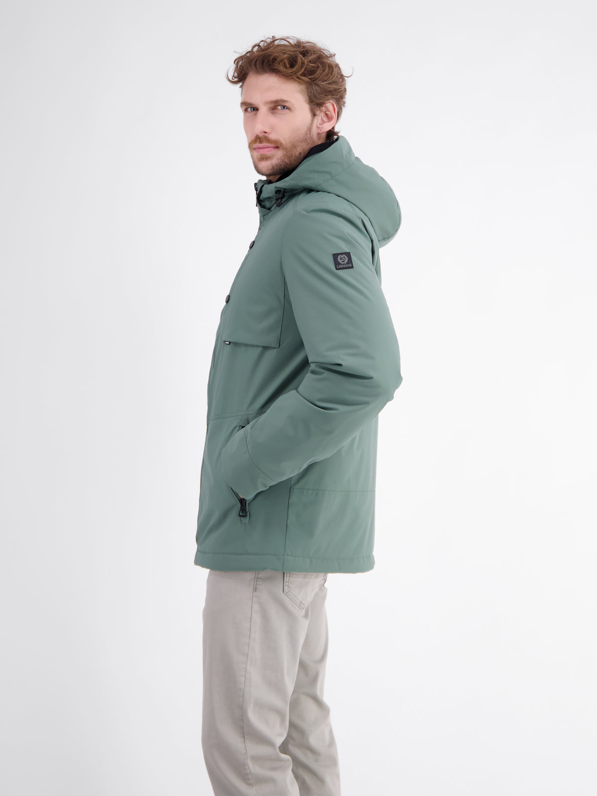 Sportive Jacke aus wind- und wasserabweisender Kunstfaser