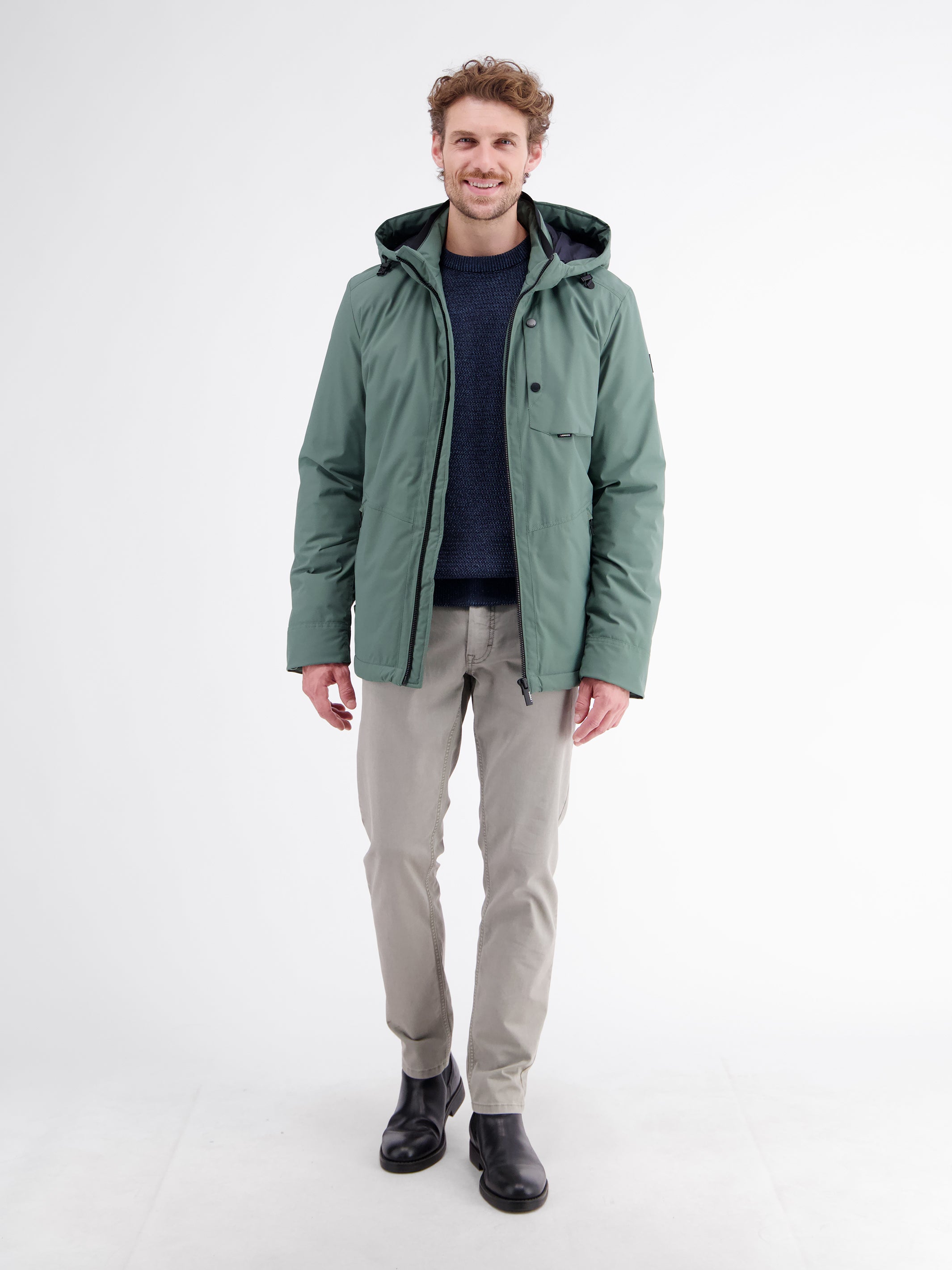 Sportive Jacke aus wind- und wasserabweisender Kunstfaser