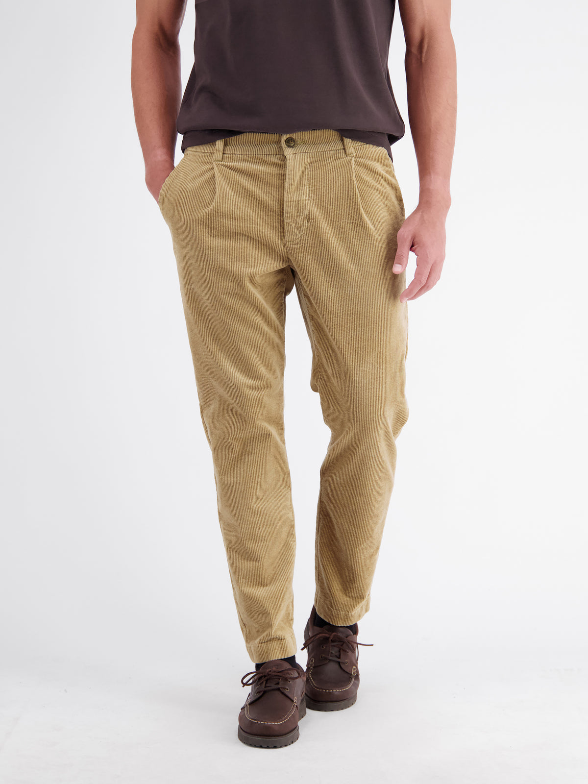 Bequeme und robuste Chino aus flexiblem Cordgewebe