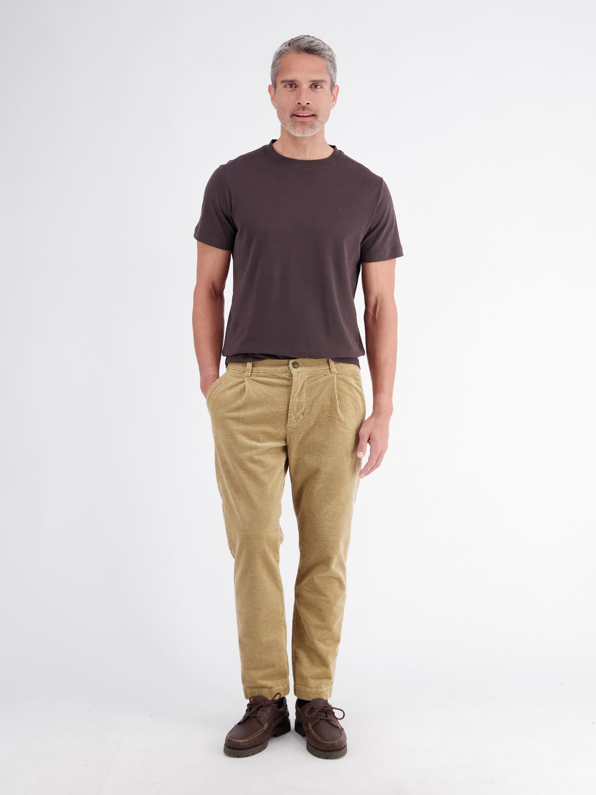 Bequeme und robuste Chino aus flexiblem Cordgewebe