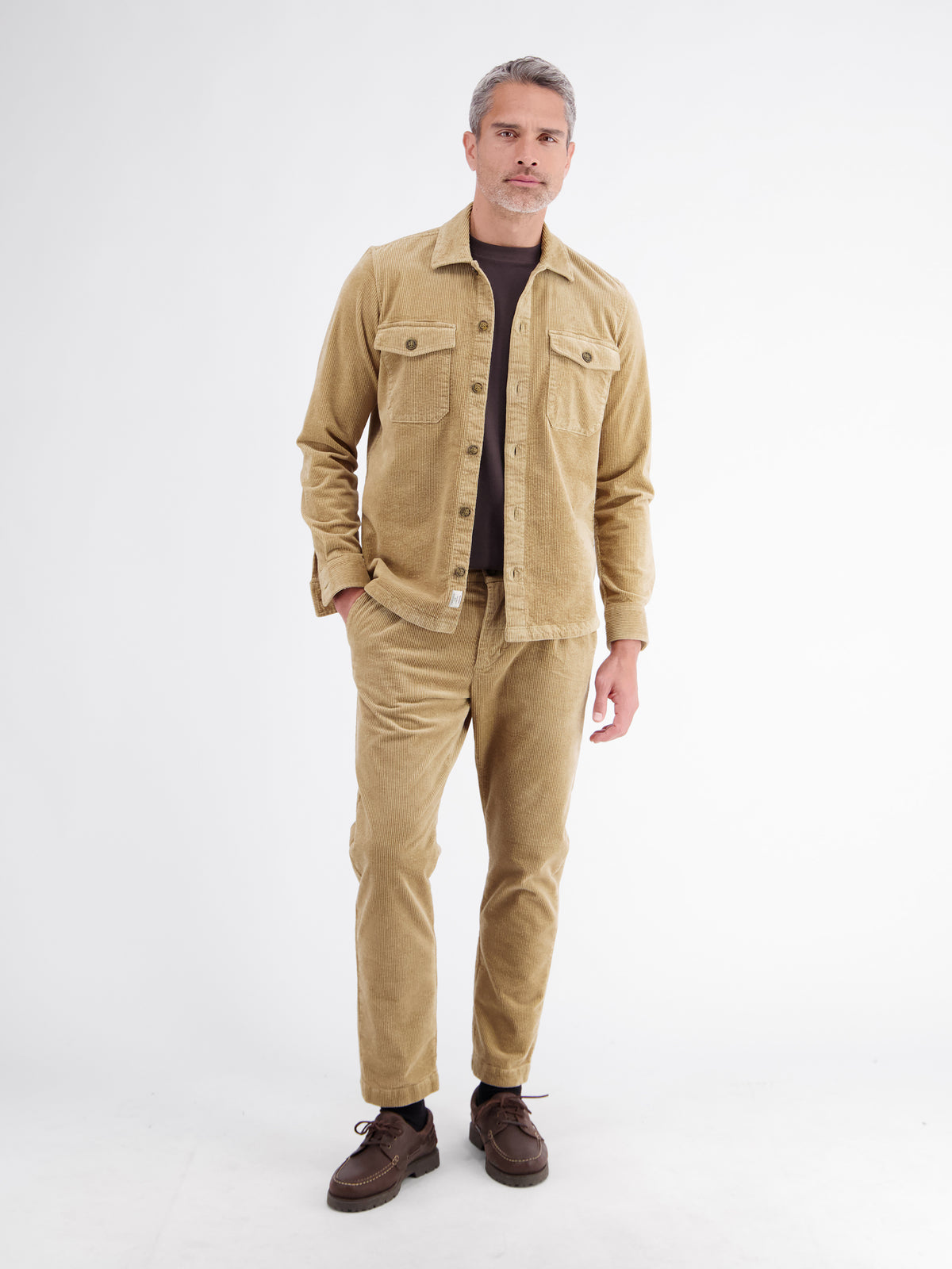 Bequeme und robuste Chino aus flexiblem Cordgewebe