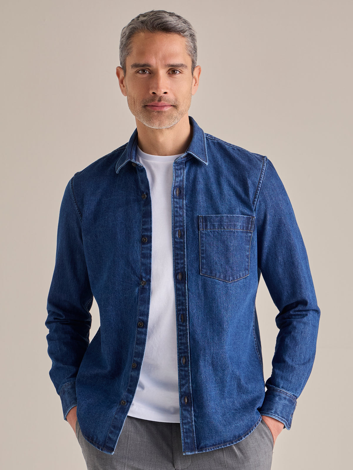 Sturdy denim shirt for men in a casual jeans look