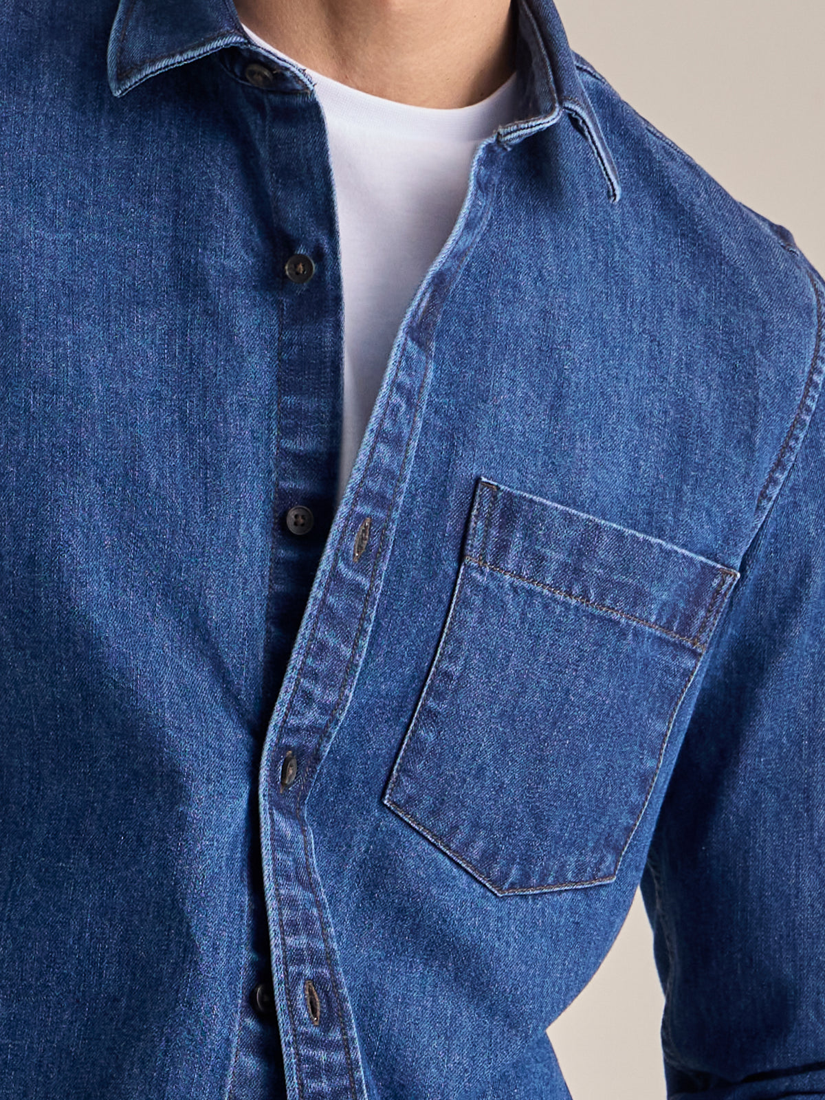Sturdy denim shirt for men in a casual jeans look