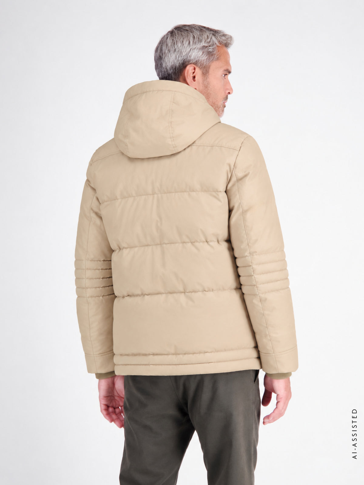 Sportive Steppjacke mit Wattierung und abnehmbarer Kapuze