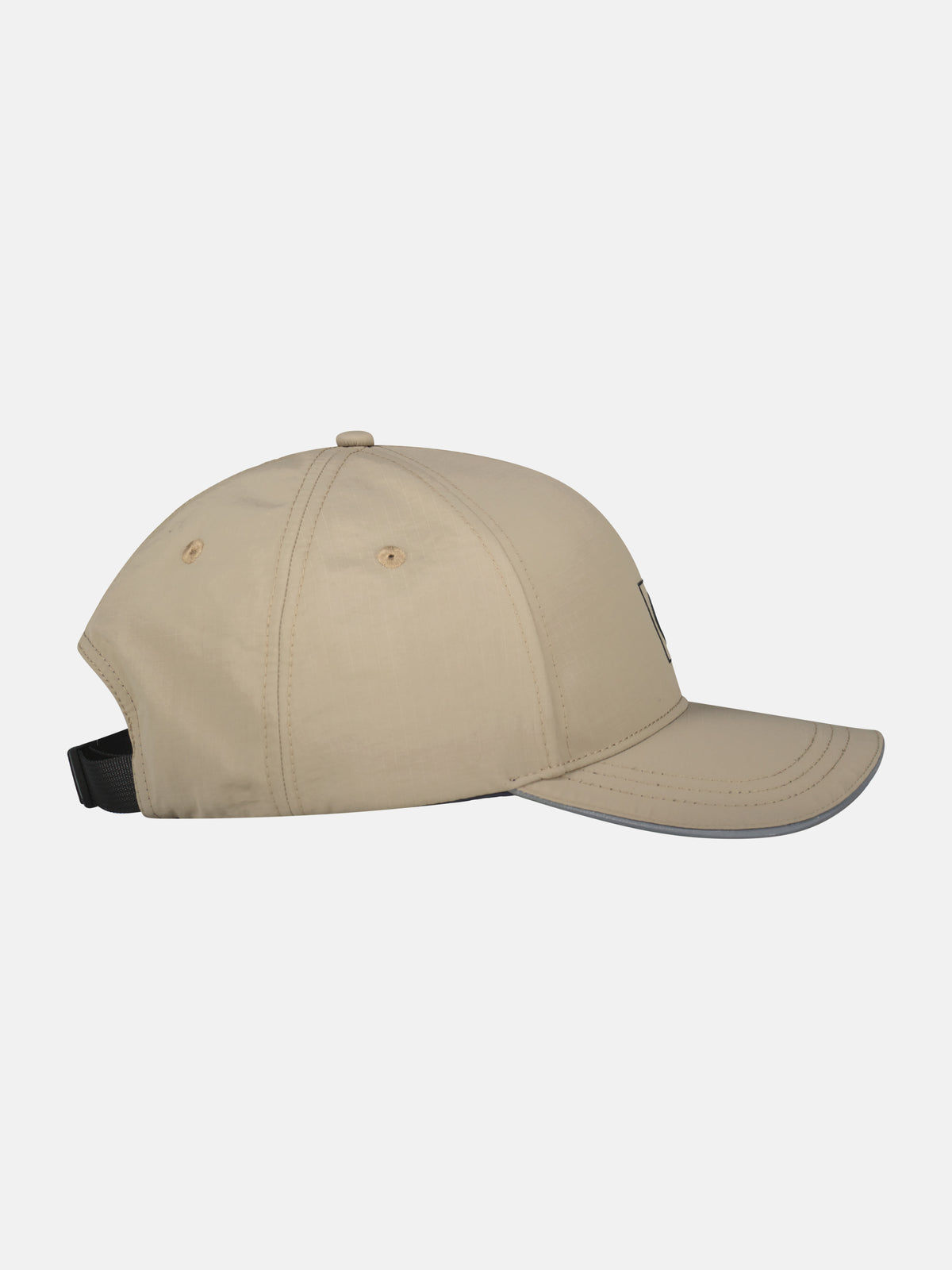 Sporty baseball cap made of durable synthetic fabric