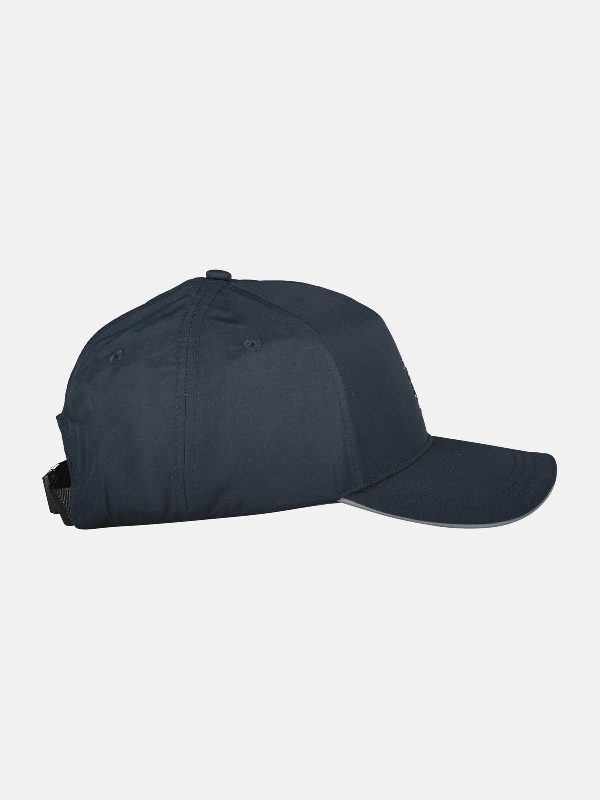 Sporty baseball cap made of durable synthetic fabric