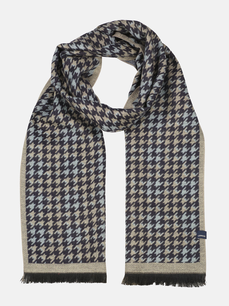 Fashionable scarf with fringes and timeless pattern