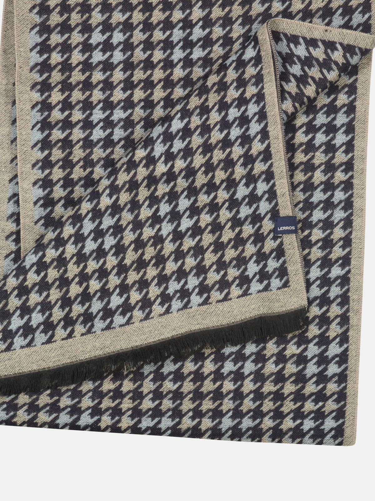 Fashionable scarf with fringes and timeless pattern