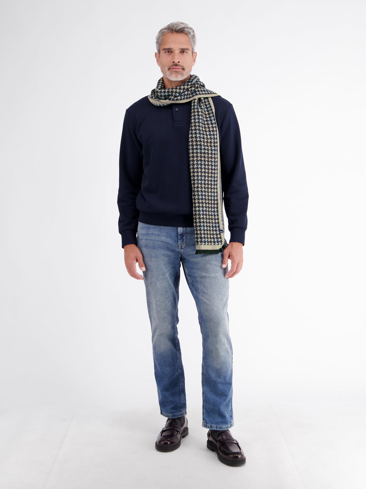 Fashionable scarf with fringes and timeless pattern