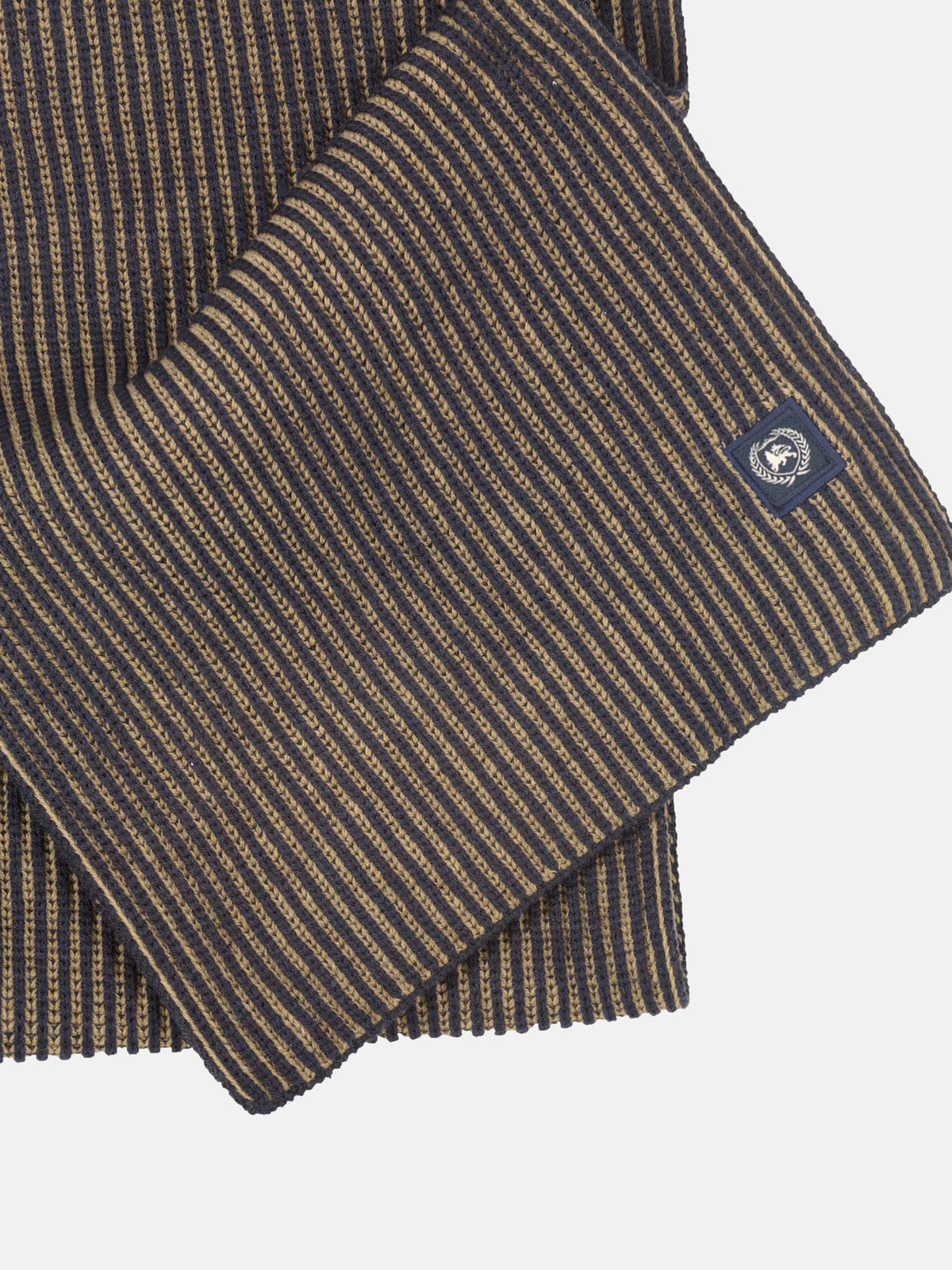 Flexible and soft knitted scarf made of blended fabric