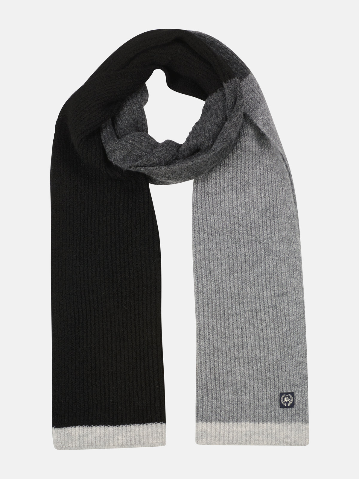 Lässiger, weicher Strickschal mit modernem Streifendesign