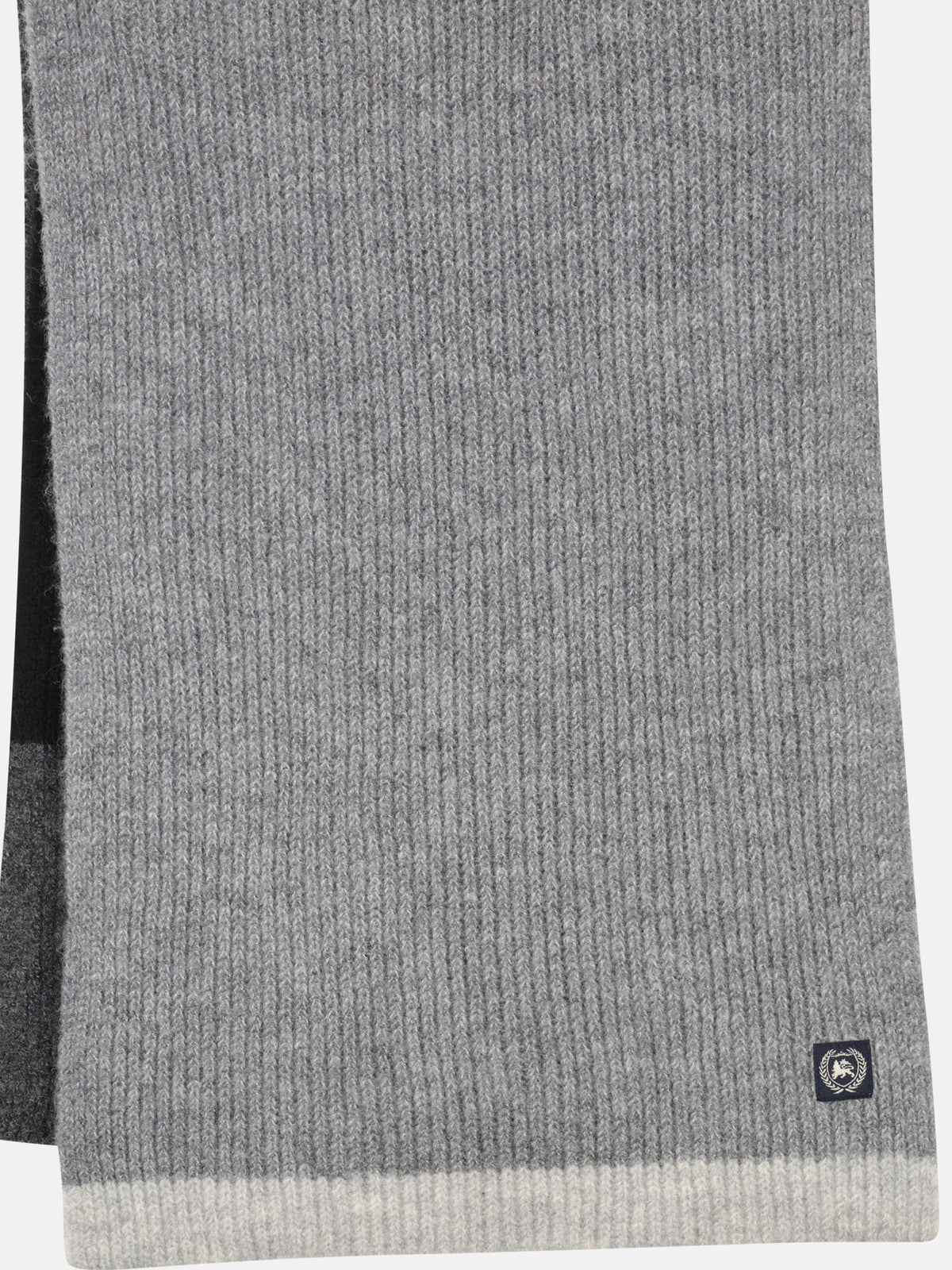 Lässiger, weicher Strickschal mit modernem Streifendesign