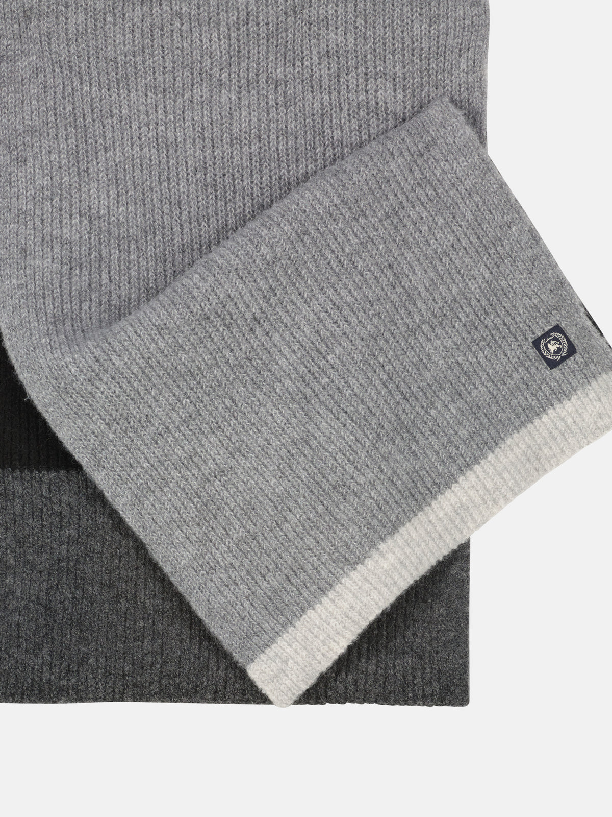 Lässiger, weicher Strickschal mit modernem Streifendesign