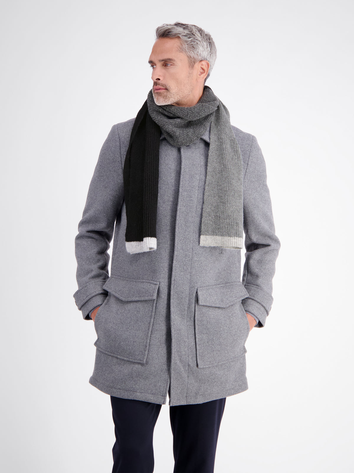 Lässiger, weicher Strickschal mit modernem Streifendesign
