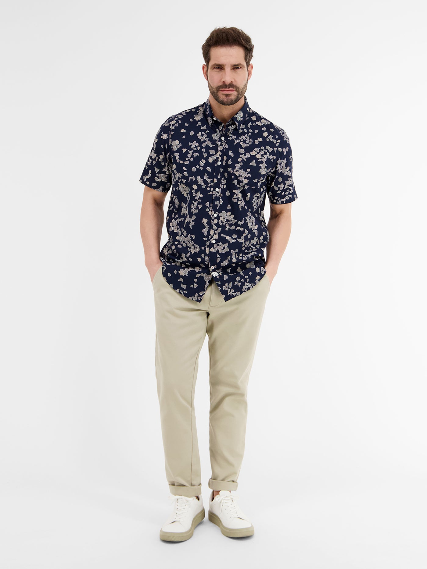 Poplin shirt with a concealed button-down collar