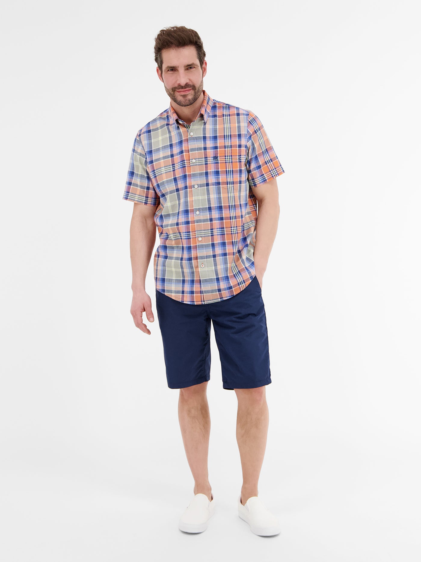 Short-sleeved shirt with a sporty check