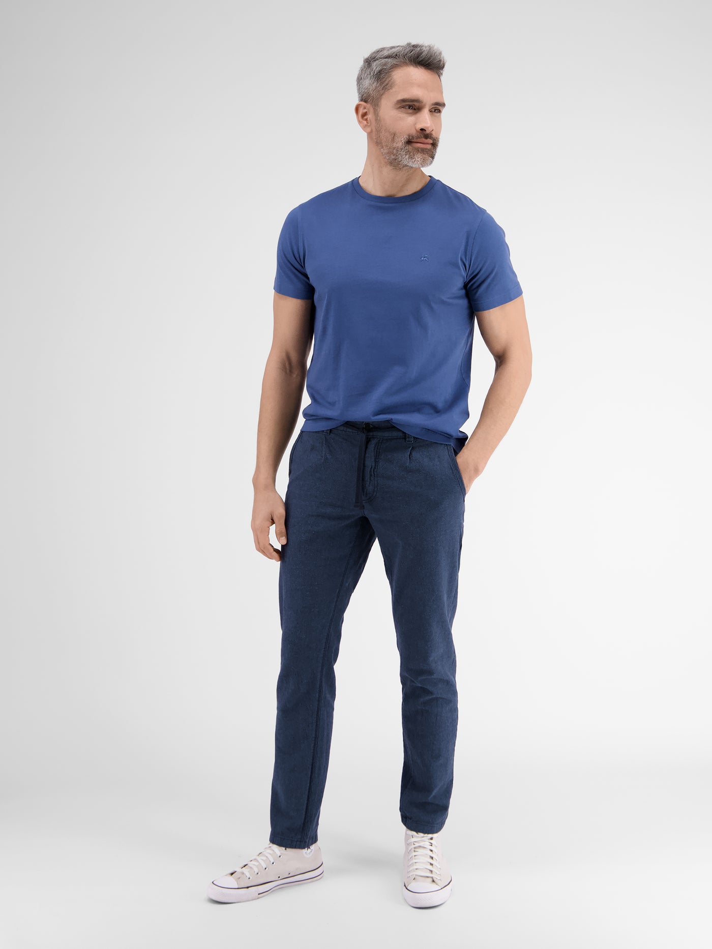 Chinos in light linen-cotton quality